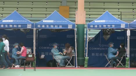Patienten-Lassen-Sich-In-Einem-Kommunalen-Testzentrum-In-Hongkong-Einem-Coronavirus-PCR-Test-Unterziehen