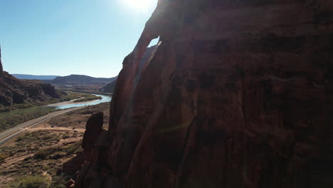 Luftaufnahme-Malerischer-Sandsteinformationen-über-Straße-Und-Fluss,-Moab,-Utah,-USA