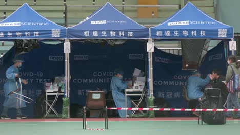 Patienten-Durchlaufen-Einen-Coronavirus-PCR-Test-In-Einem-Kommunalen-Testzentrum-In-Hongkong