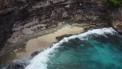 Luftaufnahme-Des-Versteckten-Kaputten-Strandes-Von-Devil&#39;s-Billabong-Auf-Nusa-Penida,-Bali