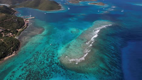 Vista-Aérea-De-Las-Islas-Vírgenes-Británicas,-Los-Arrecifes-De-Coral-Y-La-Pintoresca-Costa-Del-Mar-Caribe