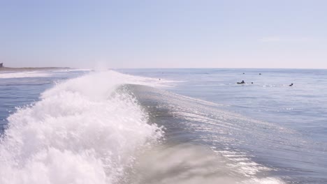 Surfer-Aus-Der-Luft-Schnappen-Sich-Einen-Schnellen,-Supertiefen-Wellenflug-über-Glitzerndem-Wasser
