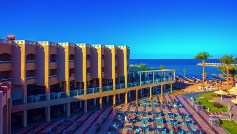 Tag-zu-Nacht-Zeitraffer-Am-Hotel-Und-Strandresort-An-Der-Küste-Des-Roten-Meeres-In-Hurghada,-Ägypten