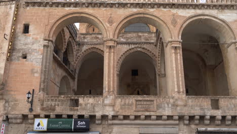 The-camera-zooms-in-towards-the-balcony-of-the-Şahkulubey-mansion,-which-is-located-in-Artuklu,-the-old-center-of-Mardin,-which-is-decorated-with-magnificent-stone-ornaments
