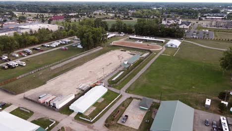 Aerial-forwarding-shot-of-Wayne-County-Fairgrounds-on-a-nice-day-in-Belleville-Michigan,-USA