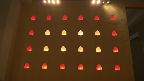 Kleine-Nischenfenster,-Beleuchtet-Mit-Gelben-Und-Roten-Lichtern-Im-Buddhistischen-Tempel,-Thailand