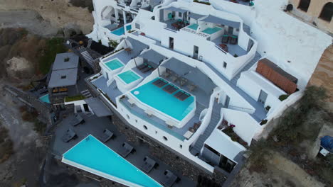 Aerial-View-of-Luxury-Villas-on-Santorini-Island,-Greece