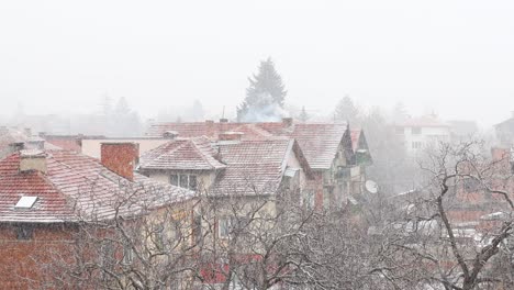 Schneefall-Auf-Den-Dächern-Roter-Häuser-Im-Vorort-Von-Sofia,-Bulgarien