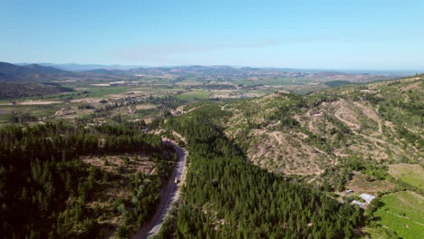 Toma-De-Establecimiento-De-Un-Camino-Que-Atraviesa-Los-Viñedos-Y-Las-Montañas-Del-Valle-Del-Maule