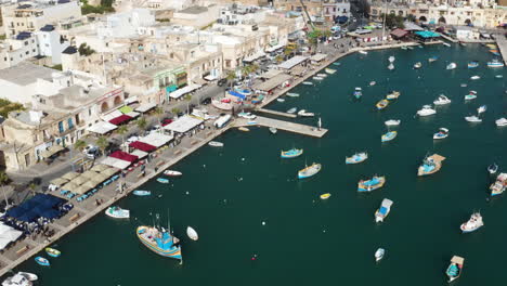Luftaufnahme-Von-Fischerbooten-Im-Traditionellen-Dorf-Marsaxlokk-Auf-Malta