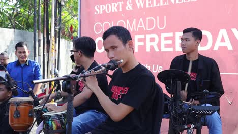 Indonesien---15.-Januar-2023:-Blindenband-Spielt-Instrumente-Und-Singt-Ein-Lied-Für-Eine-Spende-In-Der-Walking-Street