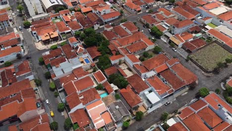Städtische-Szene-Mit-Dächern-Von-Häusern-Im-Wohnviertel