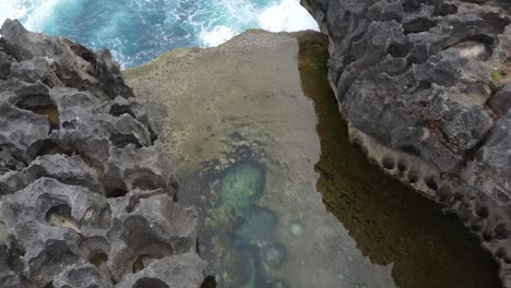 Luftflug-über-Den-Berühmten-Natürlichen-Pools-Namens-Devil&#39;s-Billabong-Auf-Nusa-Penida,-Bali