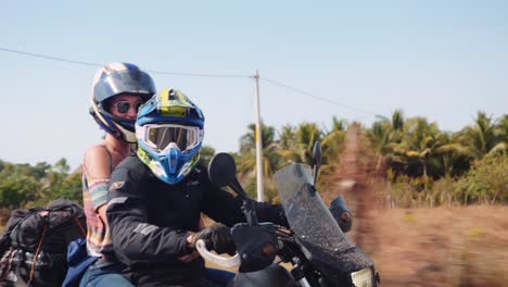 Mann-Und-Mädchen-Fahren-Zusammen-Mit-Dem-Dirtbike-Mit-Hoher-Geschwindigkeit-Am-Dschungel-Von-Guatemala-Vorbei