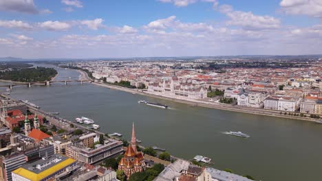 Vista-Aérea-Del-Parlamento-En-Budapest