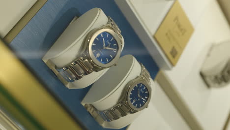 Ein-Paar-Flache-Piaget-Armbanduhren-Werden-In-Einem-Luxuskaufhaus-Ausgestellt