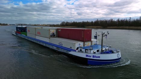 Mer-Blues-Schiff-Segelt-In-Einem-Fluss,-Während-Es-Fracht-In-Zwijndrecht-Transportiert-|-Rotterdam,-Niederlande