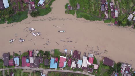 Lok-Baintan-Floating-Market-in-Indonesia-seen-from-above,-brown-sediment-river