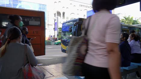 Passengers-boarding-bus-after-shopping-at-retail-Big-C-Supercenter,-Bangkok,-Thailand