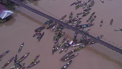Boote-Vom-Schwimmenden-Lebensmittelmarkt-Auf-Dem-Martapura-Fluss-In-Indonesien