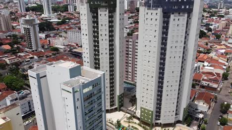 Aerial-rising-shot-of-residential-apartment-buildings-in-downtown-Bauru,-Brazil