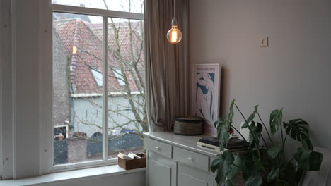 Schneefall-Vor-Dem-Fenster-Typischer-Wohnungen-Im-Stadtzentrum-Von-Gouda-In-Den-Niederlanden