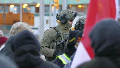Bewaffneter-Polizist-Mit-Gewehr,-Der-Am-Ort-Des-Protests-Wache-Steht