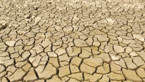 Cacerola-Sobre-Suelo-Seco-Agrietado-Brillante-Durante-La-Sequía-En-Bangladesh