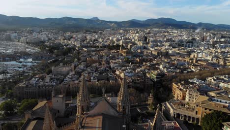 Drohnenaufnahmen-über-Der-Kathedrale-Und-Der-Stadt-Palma-De-Mallorca