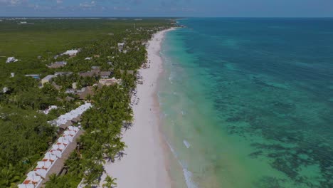 Hochklappbare-Luftaufnahmen-Zeigen-Die-Ikonische-Strandküste-Von-Tulum-An-Einem-Sonnigen-Tag-In-Mexiko