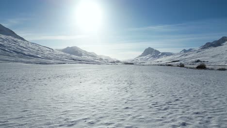 Paisaje-De-Tundra-Congelado-En-El-Soleado-Día-De-Invierno-En-El-Campo-De-Islandia,-Vuelo-Aéreo