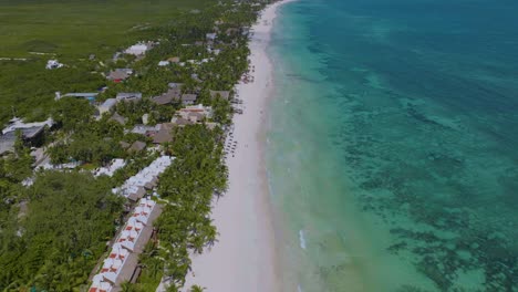 Atemberaubende-Tropische-Strandküste-Von-Tulum,-Statische-Luftaufnahme