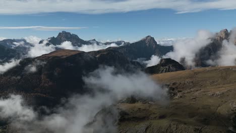 Dolomiten-Gebirge-In-Den-Italienischen-Alpen,-Entspannender-Drohnenflug-Hintergrund
