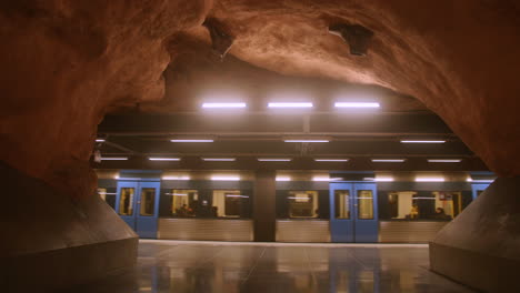 Nuestro-Video-Captura-El-Impresionante-Paisaje-Invernal-Del-Lecho-Rocoso-Expuesto-Y-La-Estación-De-Metro-Radhuset