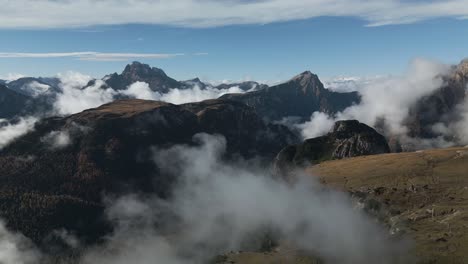 Wunderschöne-Berglandschaft-Der-Italienischen-Dolomiten---Drohnenlandschaft-Aus-Der-Luft