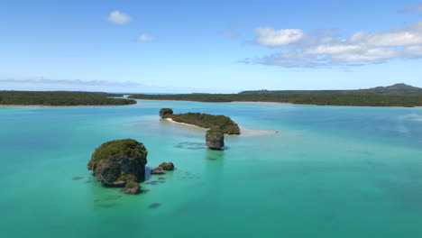 Kleine-Inseln-In-Der-Upi-Bucht,-Isle-Of-Pines-–-Luftaufnahmen-Des-Unberührten-Wassers