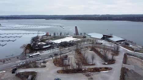 Drohne-Kreist-über-Dem-Zugefrorenen-Hafen-Von-Hamilton-Am-Ontariosee