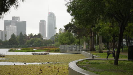 Eine-Totalaufnahme-Der-Skyline-Der-Innenstadt-Von-Los-Angeles-Im-Regen-Während-Der-Stimmungsvollen-Flussüberschwemmung
