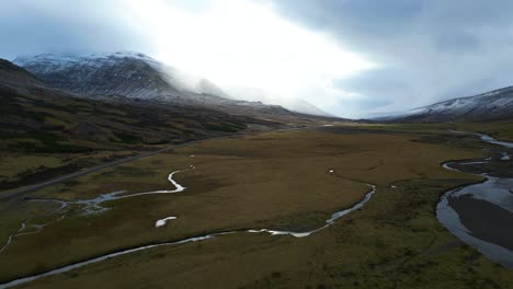 Ruhige-Flüsse-Auf-Dem-Land-In-Wunderschöner-Isländischer-Landschaft---Entspannender-Drohnenflug-Aus-Der-Luft