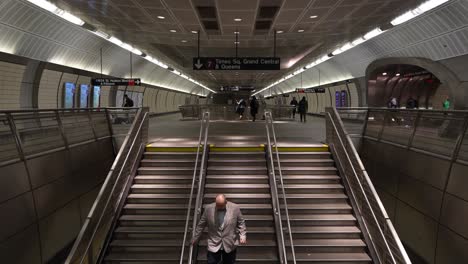 Menschen-An-Der-U-Bahn-Station-34th-Street-Und-Hudson-Yards-In-New-York-City-Modern