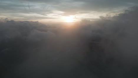 Himmlischer-Sonnenuntergang-In-Den-Wolken-über-Den-Dolomitbergen---Drohnenflug-Aus-Der-Luft