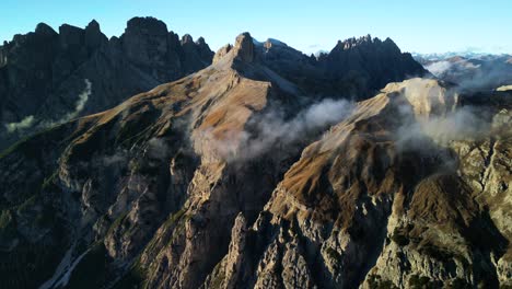Impresionantes-Picos-De-Las-Montañas-Dolomitas-En-Los-Alpes-De-Italia,-Lapso-De-Tiempo-Aéreo-Cinematográfico