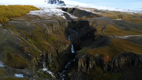 Wasserfall-In-Der-Dramatischen-Bergschlucht-In-Island---Drohnenflug-Aus-Der-Luft