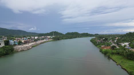 Vista-Aérea-Del-Amplio-Paisaje-Fluvial-Tropical-Entre-Pueblos-Rurales-De-Barangay-Con-Impresionantes-Paisajes-Nubosos-En-Catanduanes,-Filipinas