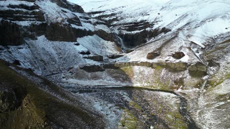 Wasserfall-Auf-Schneebedecktem-Berg-Aus-Gletscherwasserabfluss,-Drohnenflug-Aus-Der-Luft