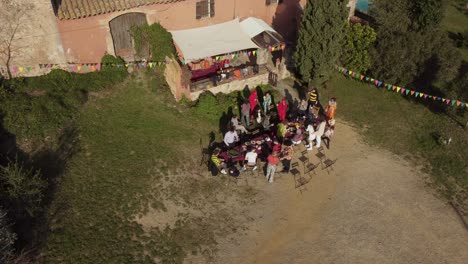 Eine-Drohnenaufnahme-Einer-Geburtstagsfeier-Vor-Einem-Typischen-Landhaus-Im-Nordosten-Spaniens
