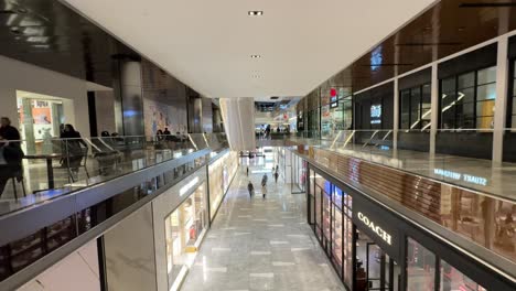 Interior-De-Las-Tiendas-Y-Restaurantes-En-Hudson-Yards-Mall-Gran-Angular,-Nueva-York