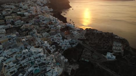 Luftaufnahme-Des-Sonnenuntergangs-über-Dem-Dorf-Oia,-Santorin-Und-Dem-Ägäischen-Meer,-Griechenland