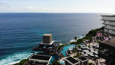 Touristischer-Bali-Club-Und-Hotelresort-Auf-Den-Klippen-Des-Uluwatu-Meeres-–-Luftaufnahme