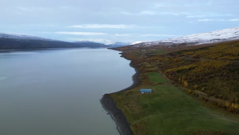 Wunderschöne-Isländische-Landschaft-Mit-Fluss-Im-Frühling---Luftlandschaft
